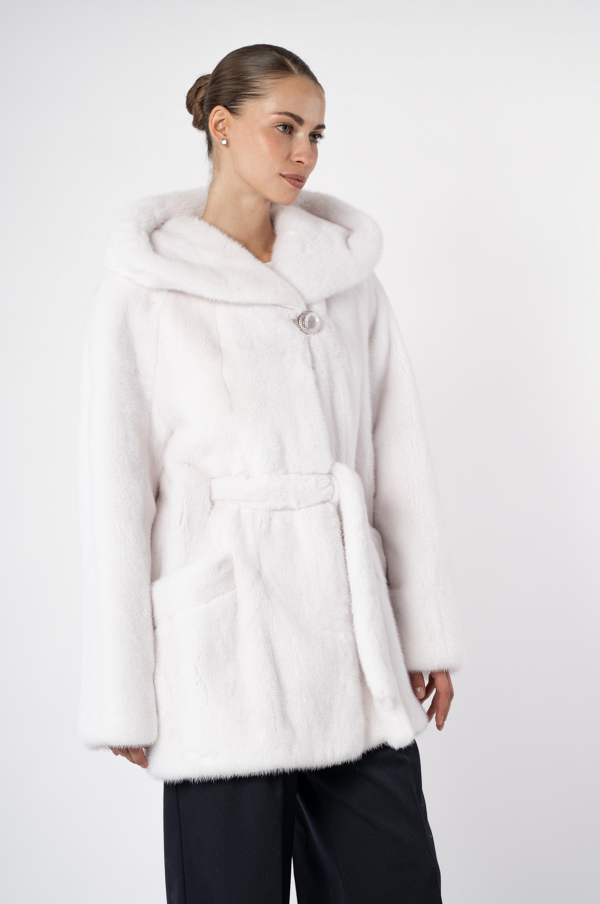 Шуба женская из меха норки Меха России 2324 с капюшоном Шуба женская из меха норки Меха России 2324 с капюшоном