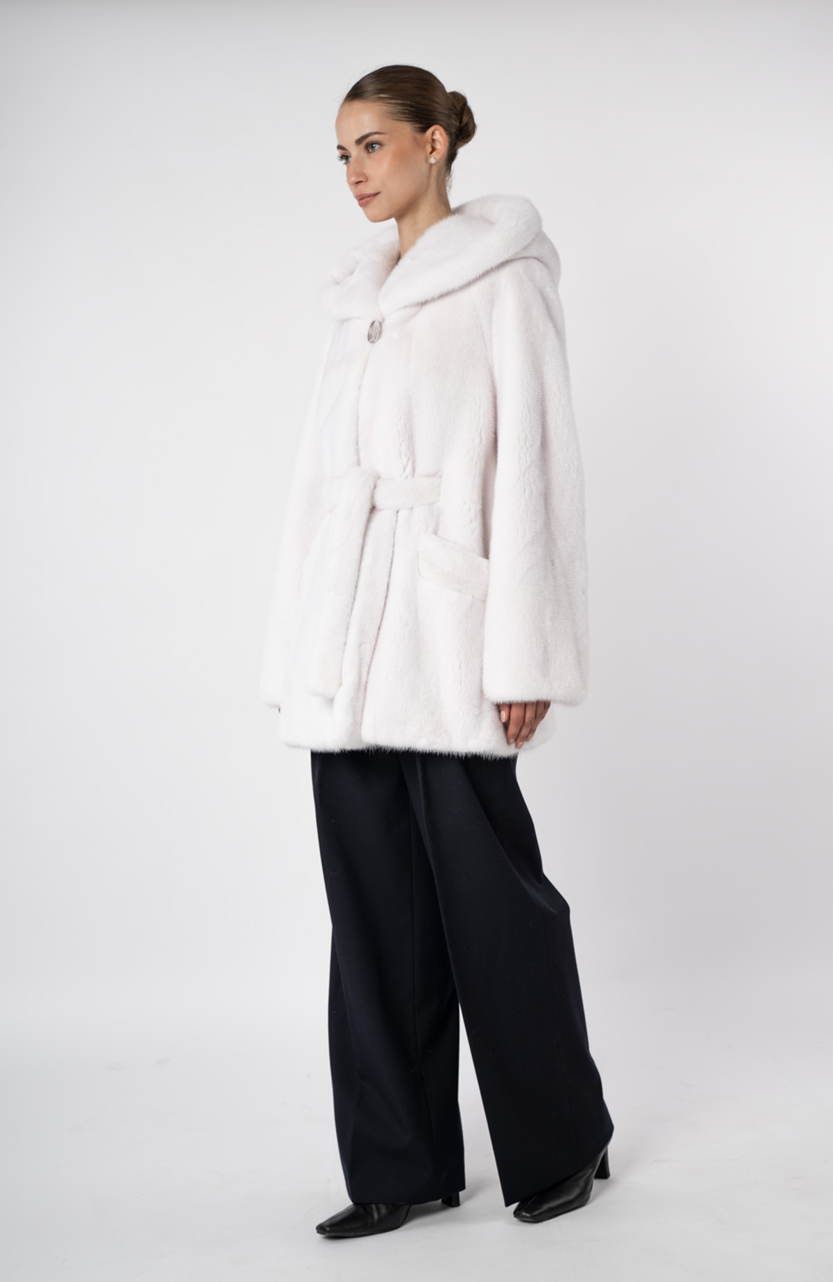 Шуба женская из меха норки Меха России 2324 с капюшоном Шуба женская из меха норки Меха России 2324 с капюшоном