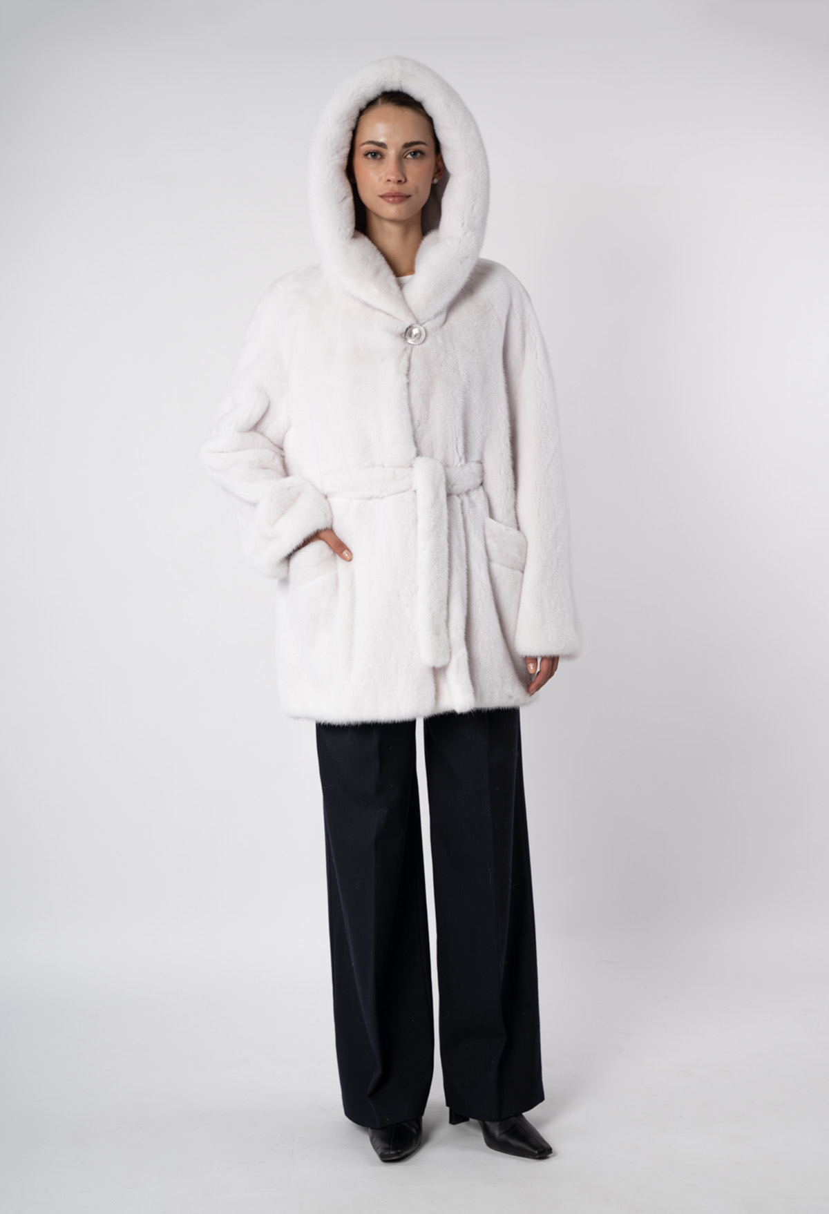 Шуба женская из меха норки Меха России 2324 с капюшоном Шуба женская из меха норки Меха России 2324 с капюшоном