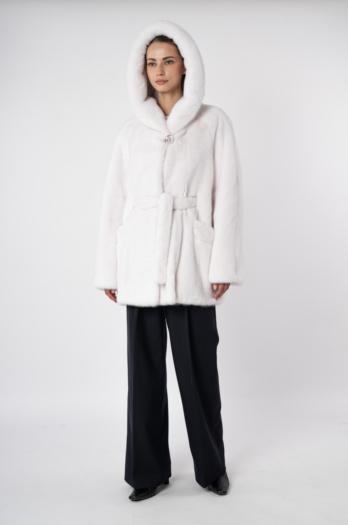 Шуба женская из меха норки Меха России 2324 с капюшоном Шуба женская из меха норки Меха России 2324 с капюшоном