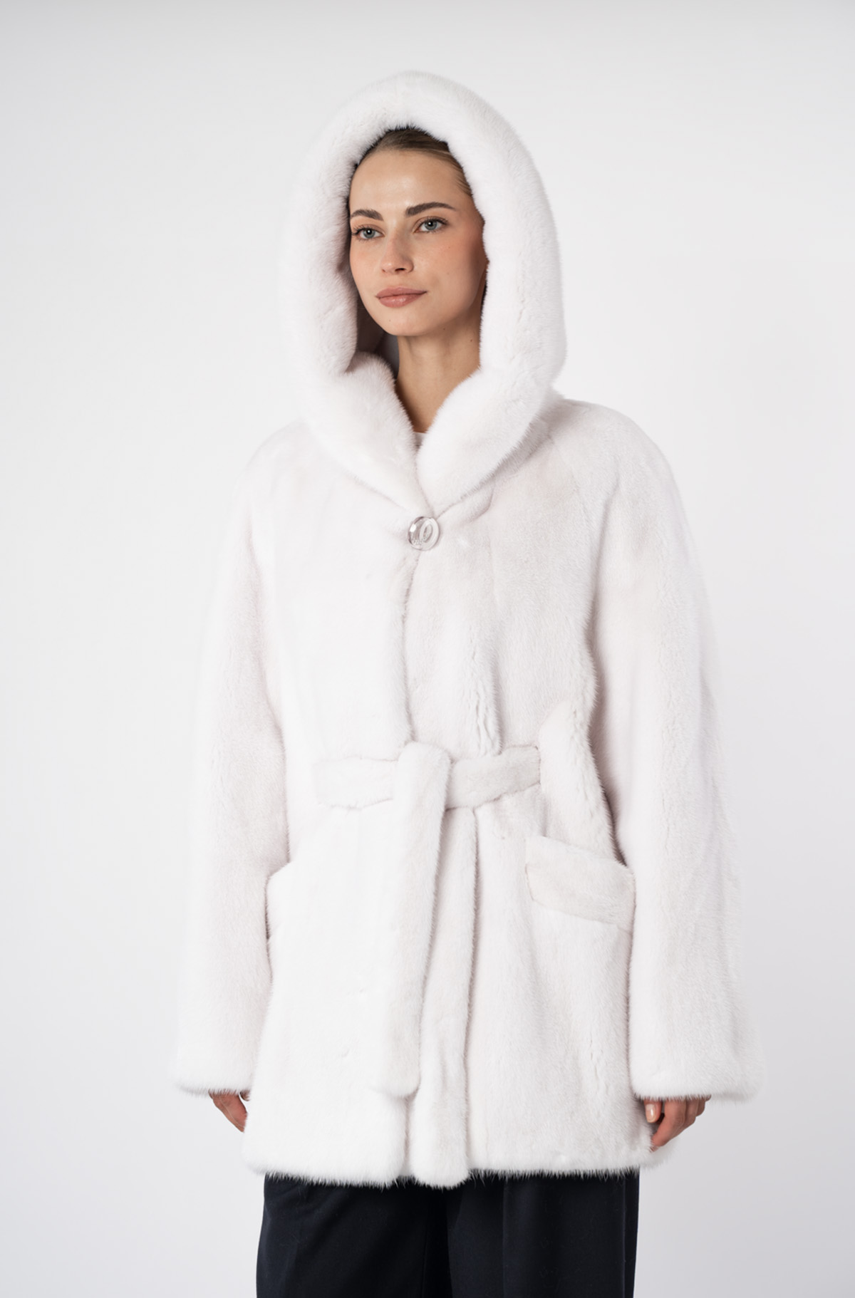 Шуба женская из меха норки Меха России 2324 с капюшоном Шуба женская из меха норки Меха России 2324 с капюшоном