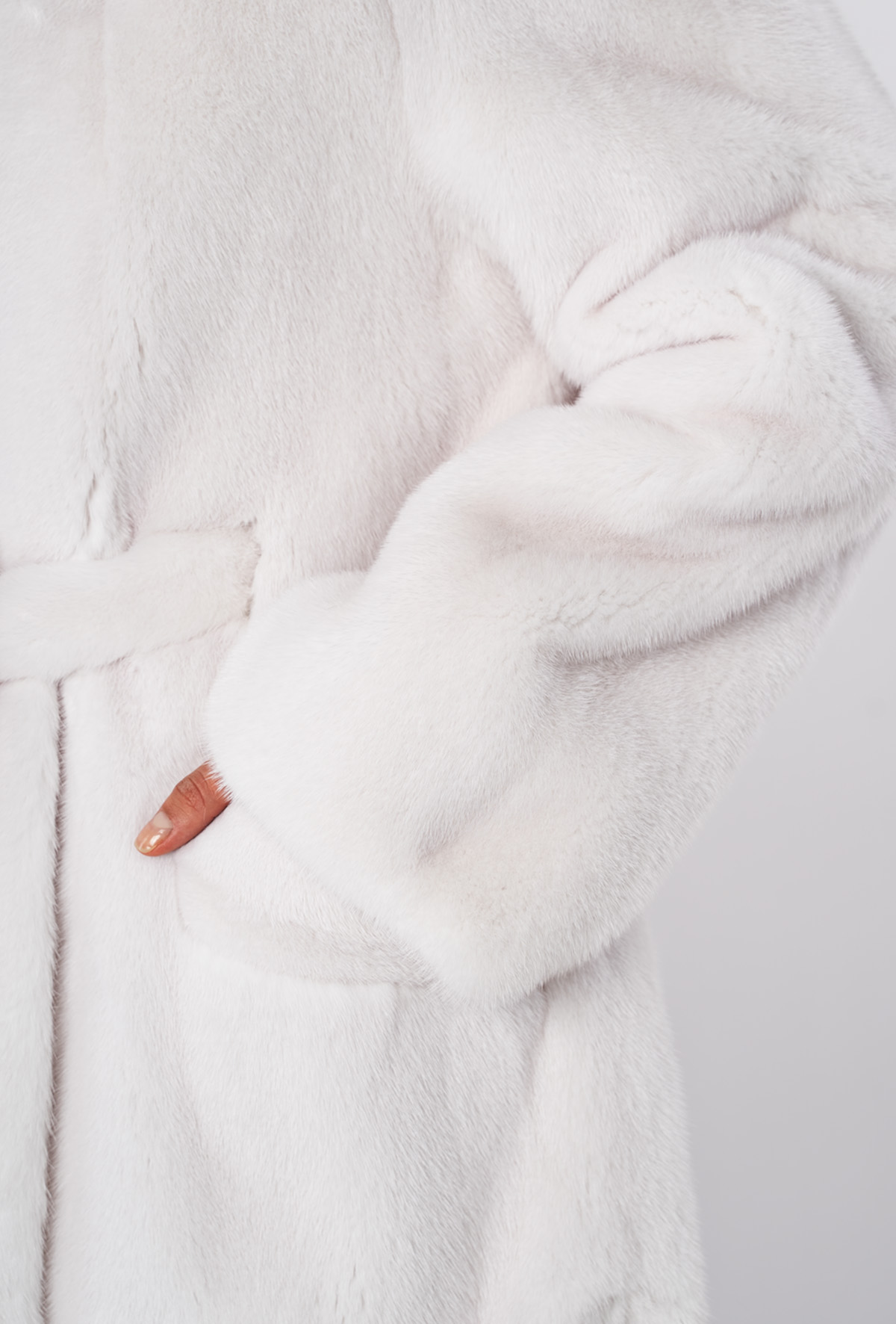 Шуба женская из меха норки Меха России 2324 с капюшоном Шуба женская из меха норки Меха России 2324 с капюшоном