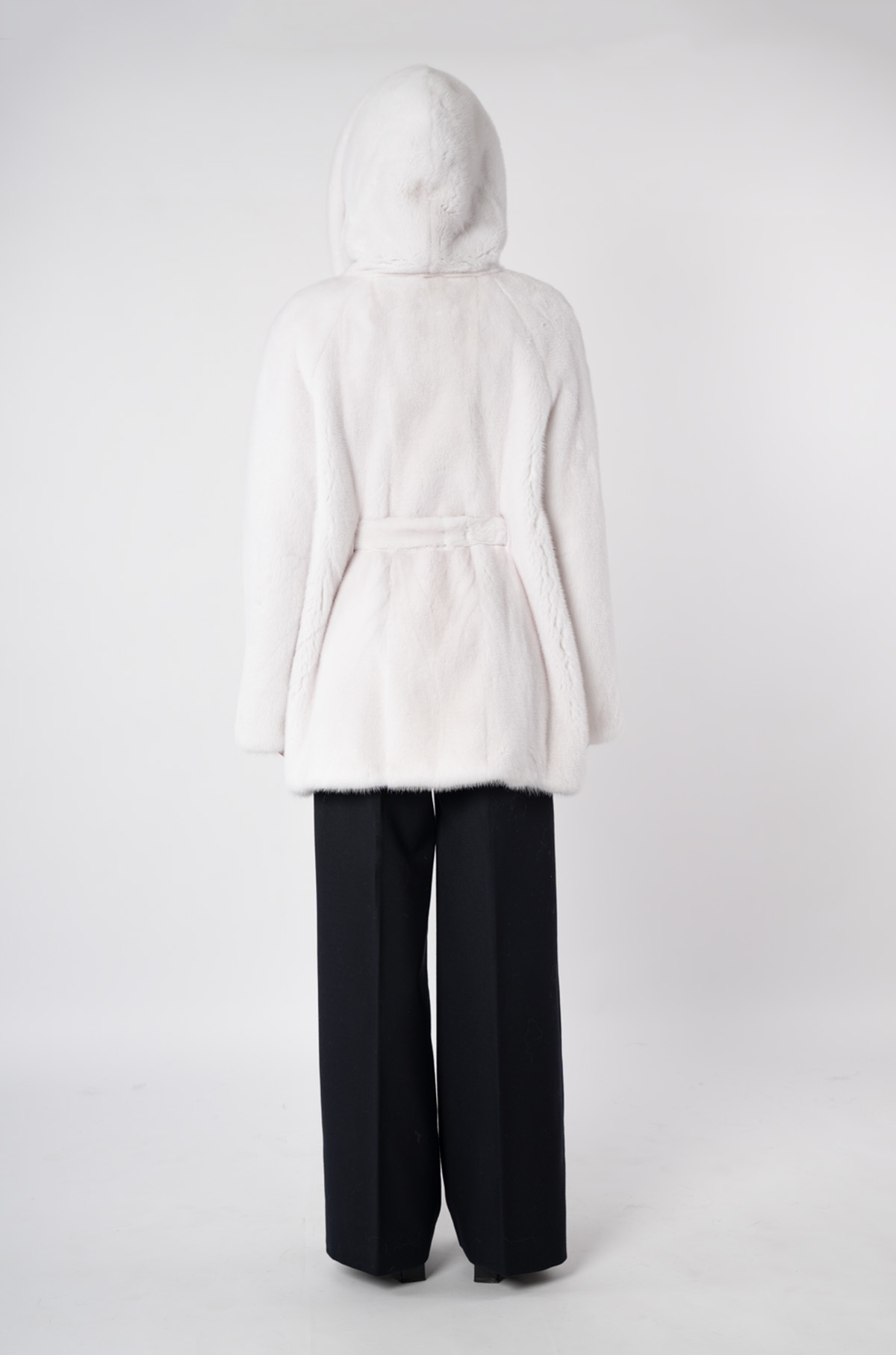 Шуба женская из меха норки Меха России 2324 с капюшоном Шуба женская из меха норки Меха России 2324 с капюшоном