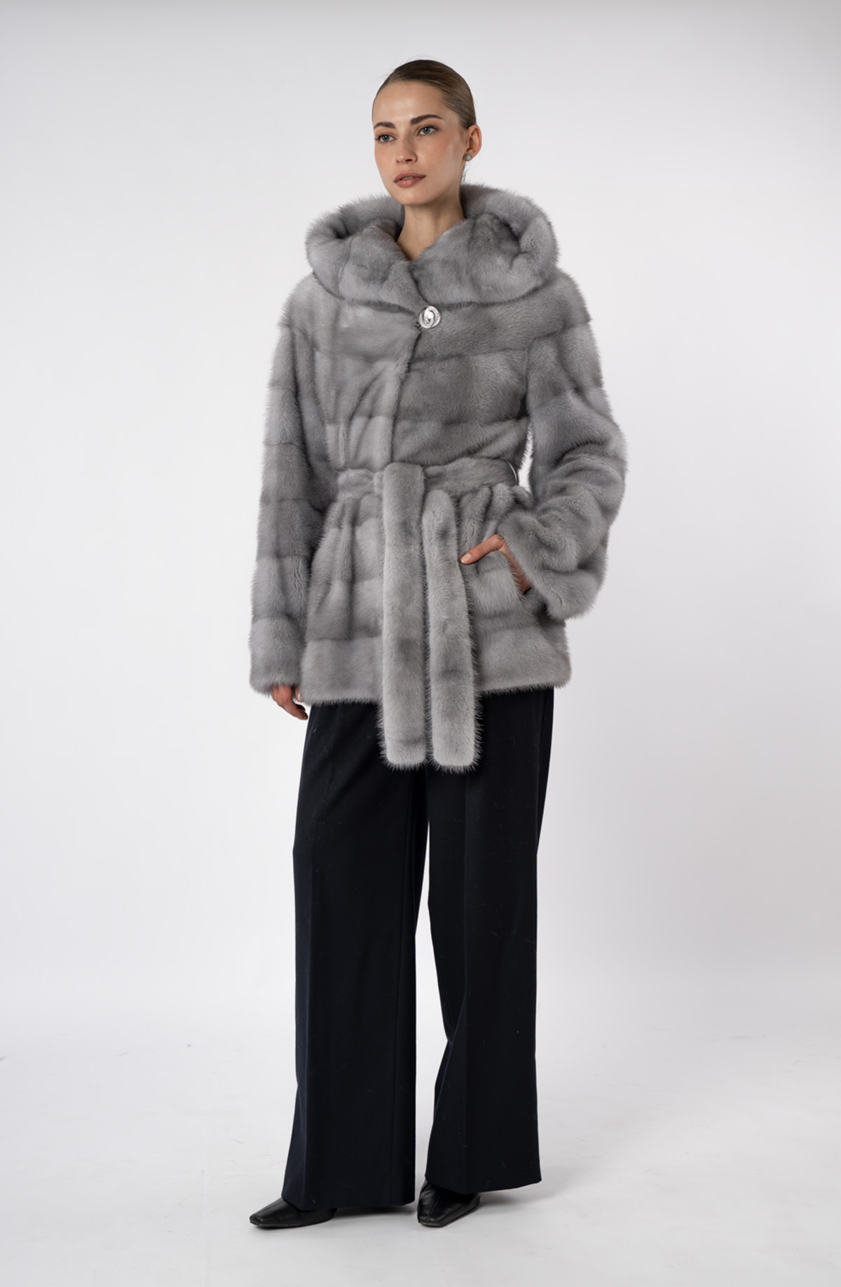 Шуба женская из меха норки Меха России 605 с капюшоном Шуба женская из меха норки Меха России 605 с капюшоном