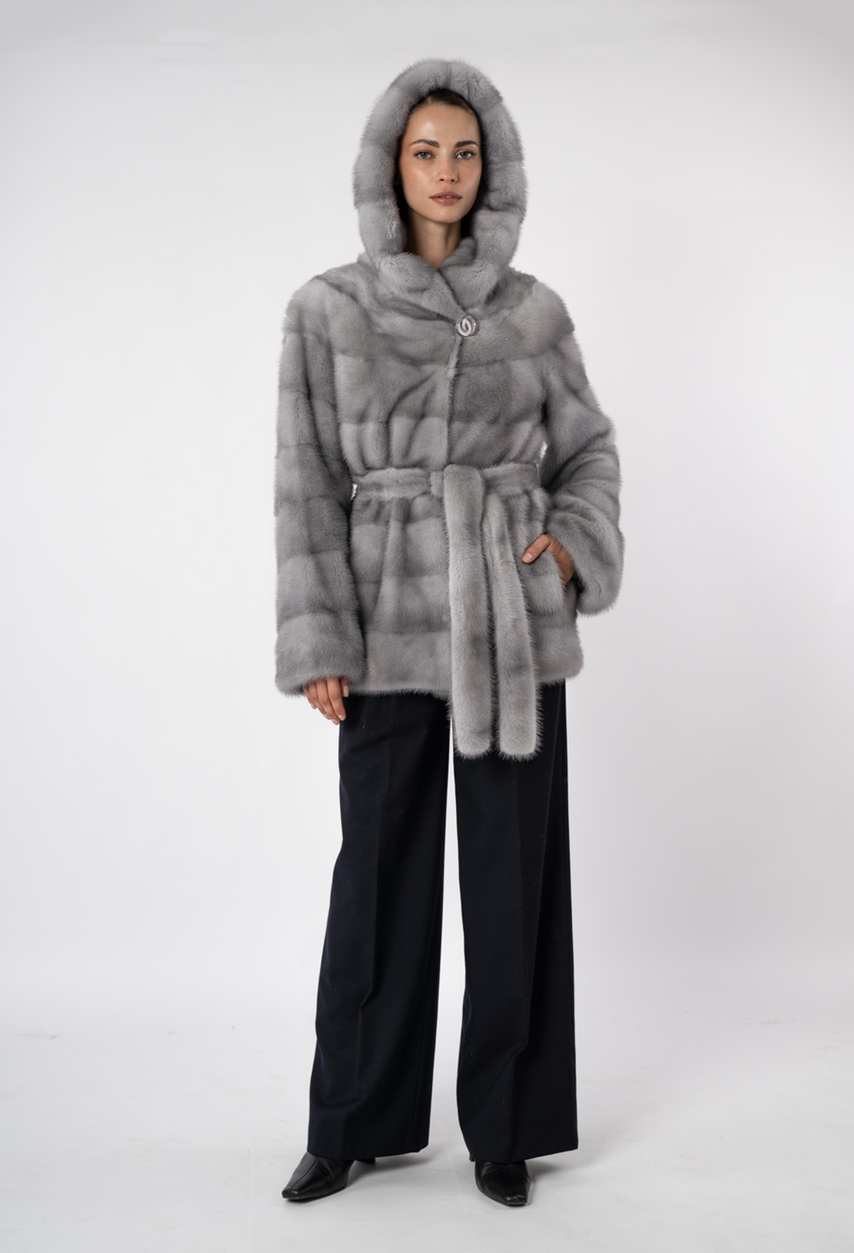 Шуба женская из меха норки Меха России 605 с капюшоном Шуба женская из меха норки Меха России 605 с капюшоном