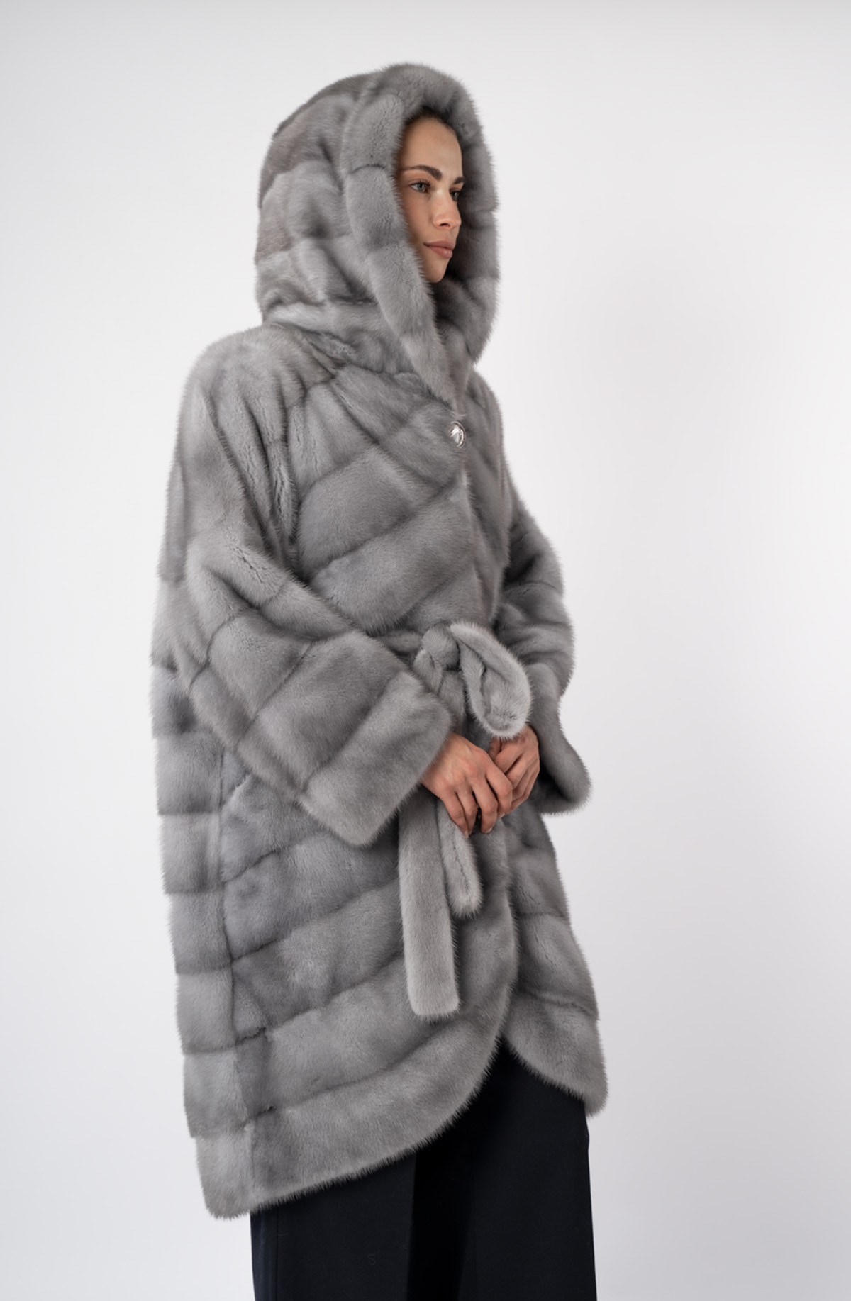 Шуба женская из меха норки Меха России 632 с капюшоном Шуба женская из меха норки Меха России 632 с капюшоном