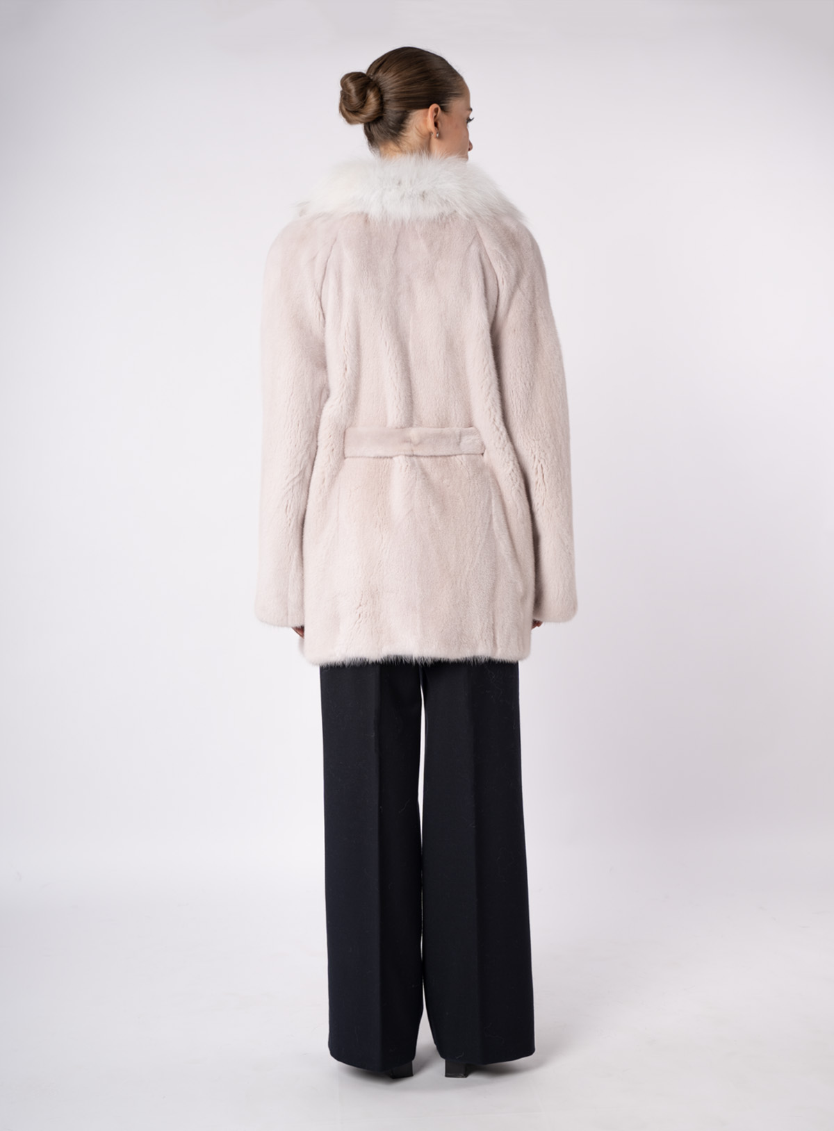 Шуба женская из меха норки Меха России 2324 Шуба женская из меха норки Меха России 2324