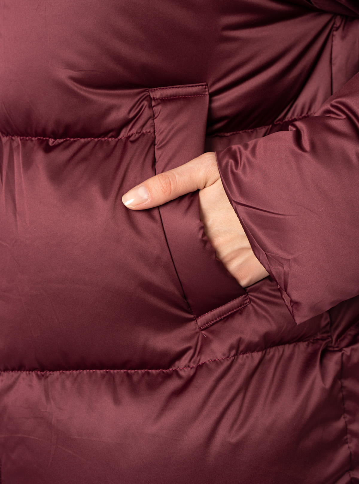 Пуховик женский с капюшоном DEIFY 1197 Пуховик женский с капюшоном DEIFY 1197