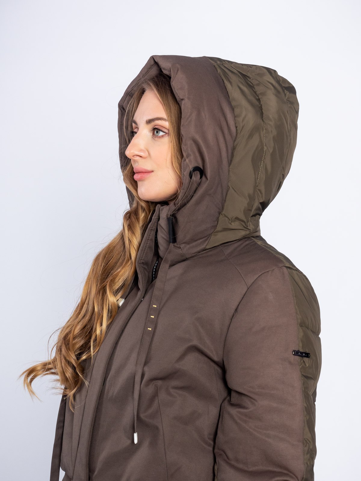 Пуховик женский Alyaska 171092 с капюшоном хаки Пуховик женский Alyaska 171092 с капюшоном хаки