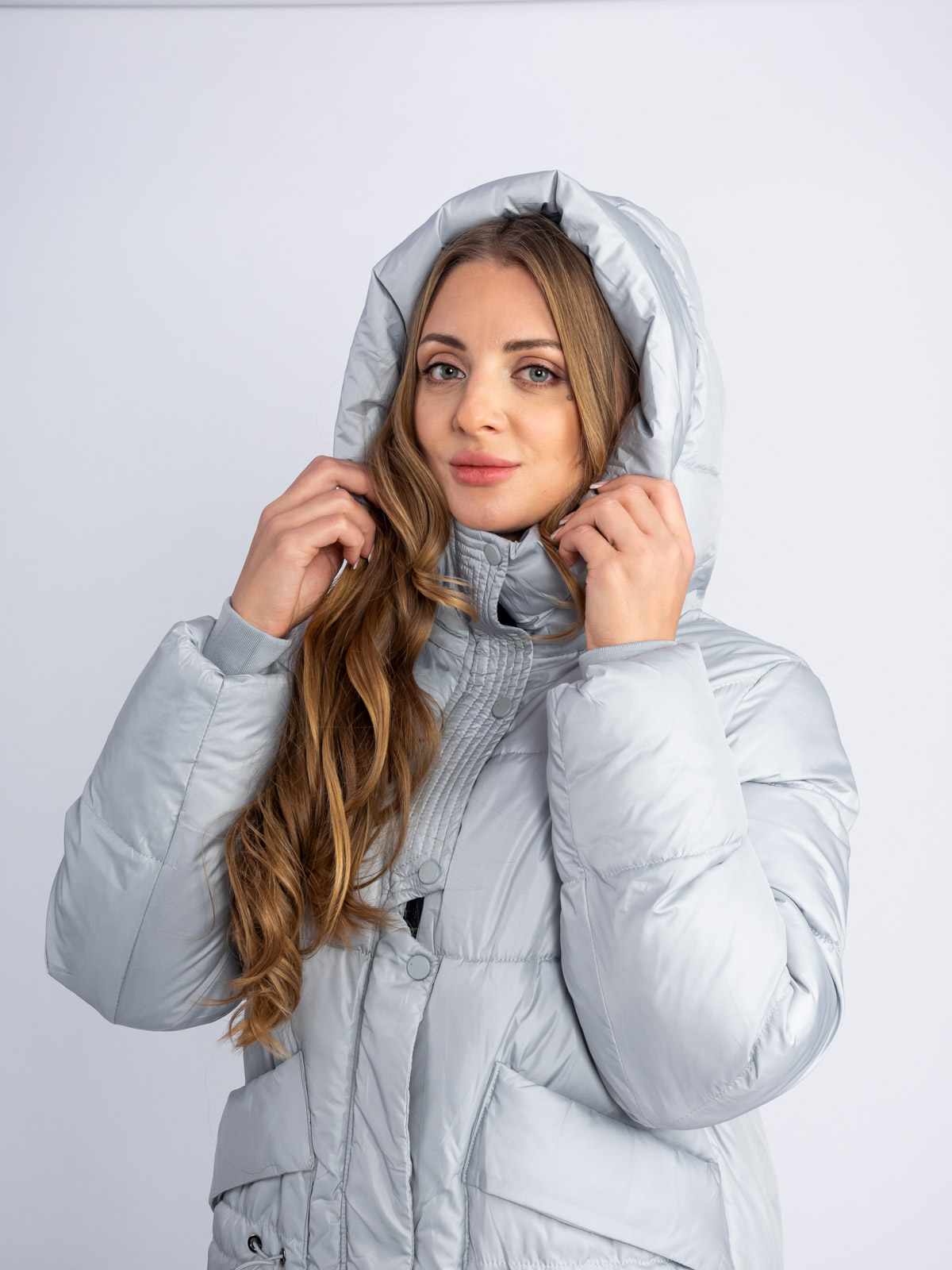 Пуховик женский 8852 с капюшоном серо-голубой Пуховик женский 8852 с капюшоном серо-голубой