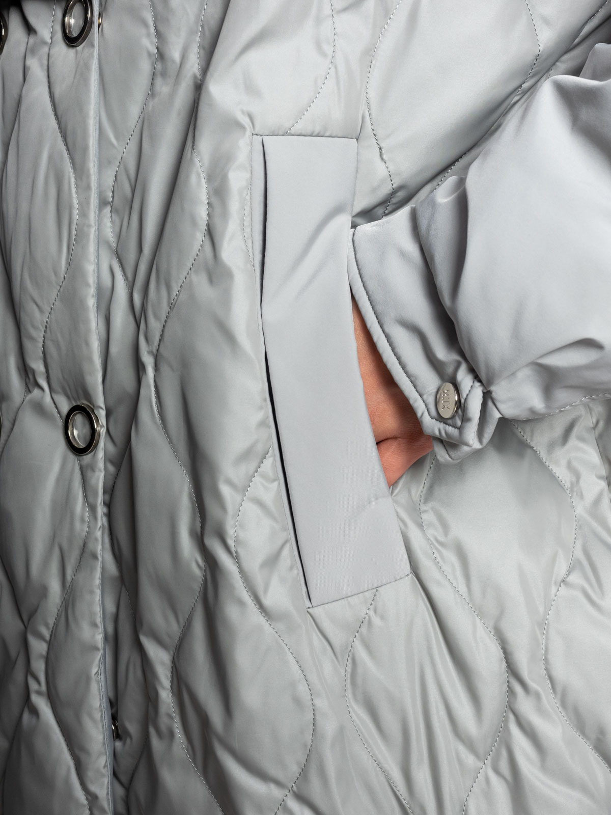 Пуховик женский B 60 258 с капюшоном оливковый Пуховик женский B 60 258 с капюшоном оливковый